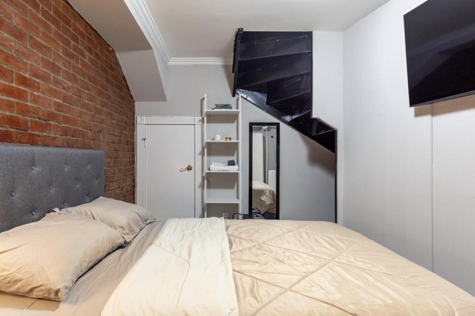 Private Room at a 3 bedroom Apt at the heart of East Village - shared apartment