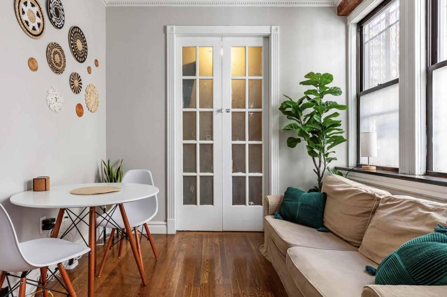 Private Room at a 3 bedroom Apt at the heart of East Village - shared apartment