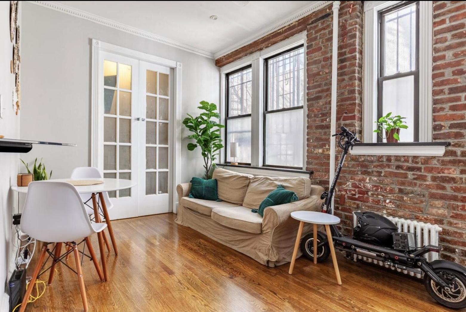 Private Room at a 3 bedroom Apt at the heart of East Village - shared apartment