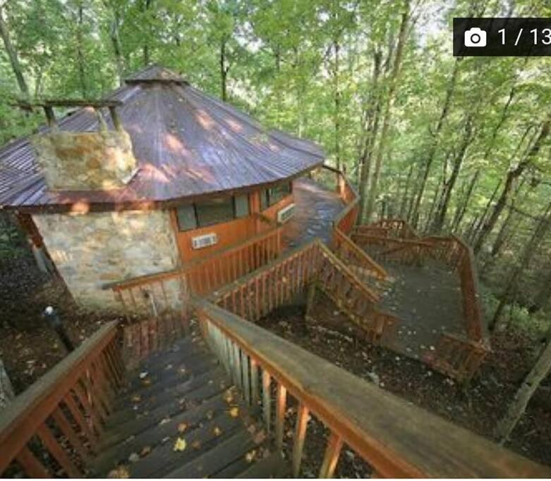 Secluded, Gatlinburg Treehouse! view 2