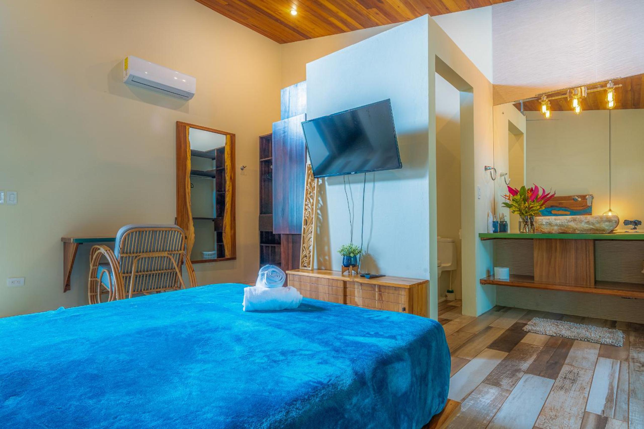 Casa Frenchie with Private Guesthouse - by Pura Villas