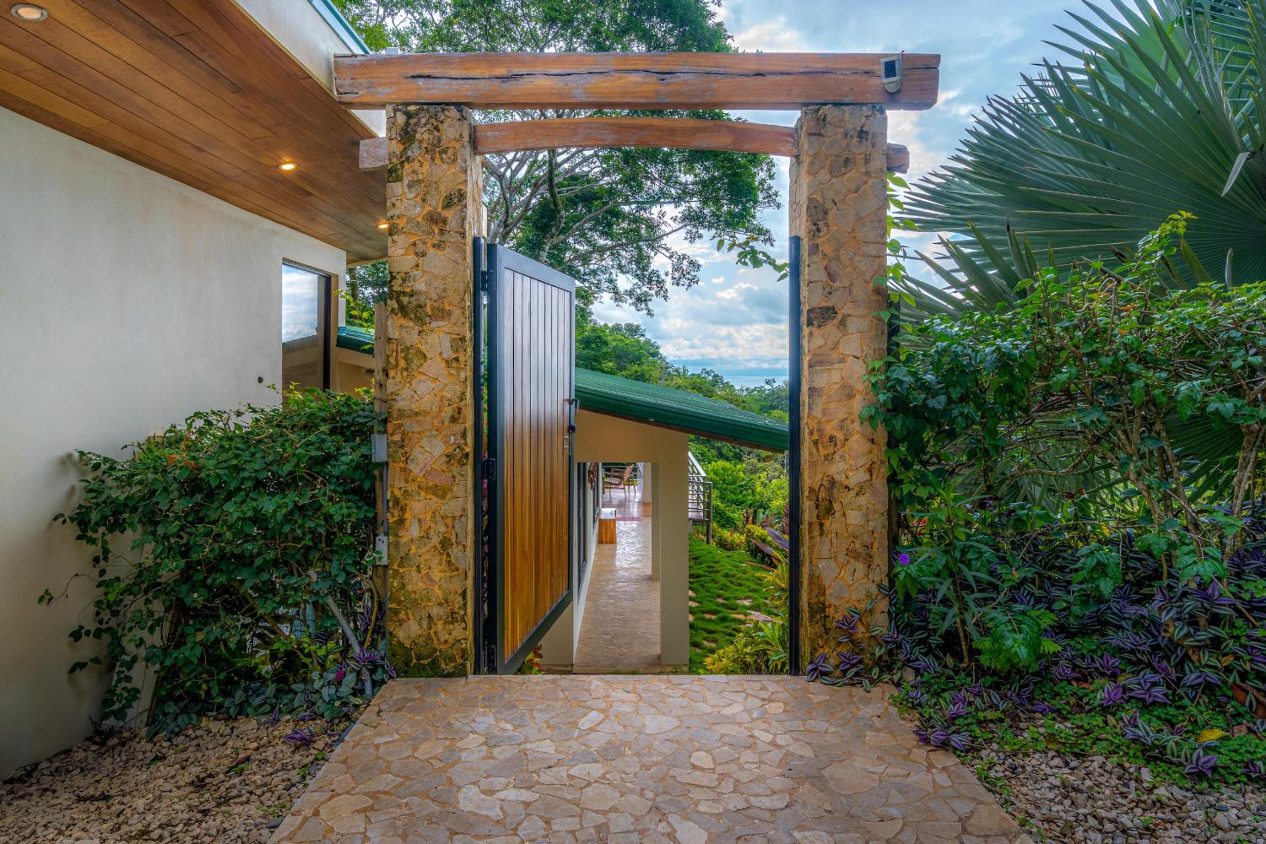 Casa Frenchie with Private Guesthouse - by Pura Villas