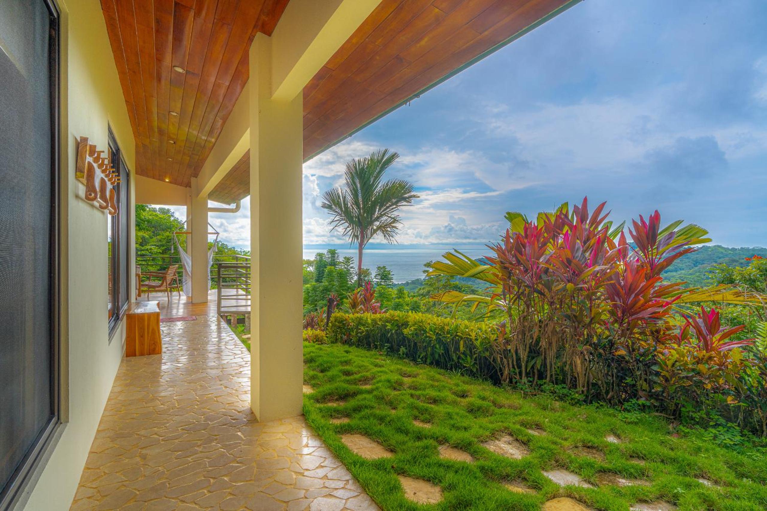Casa Frenchie with Private Guesthouse - by Pura Villas