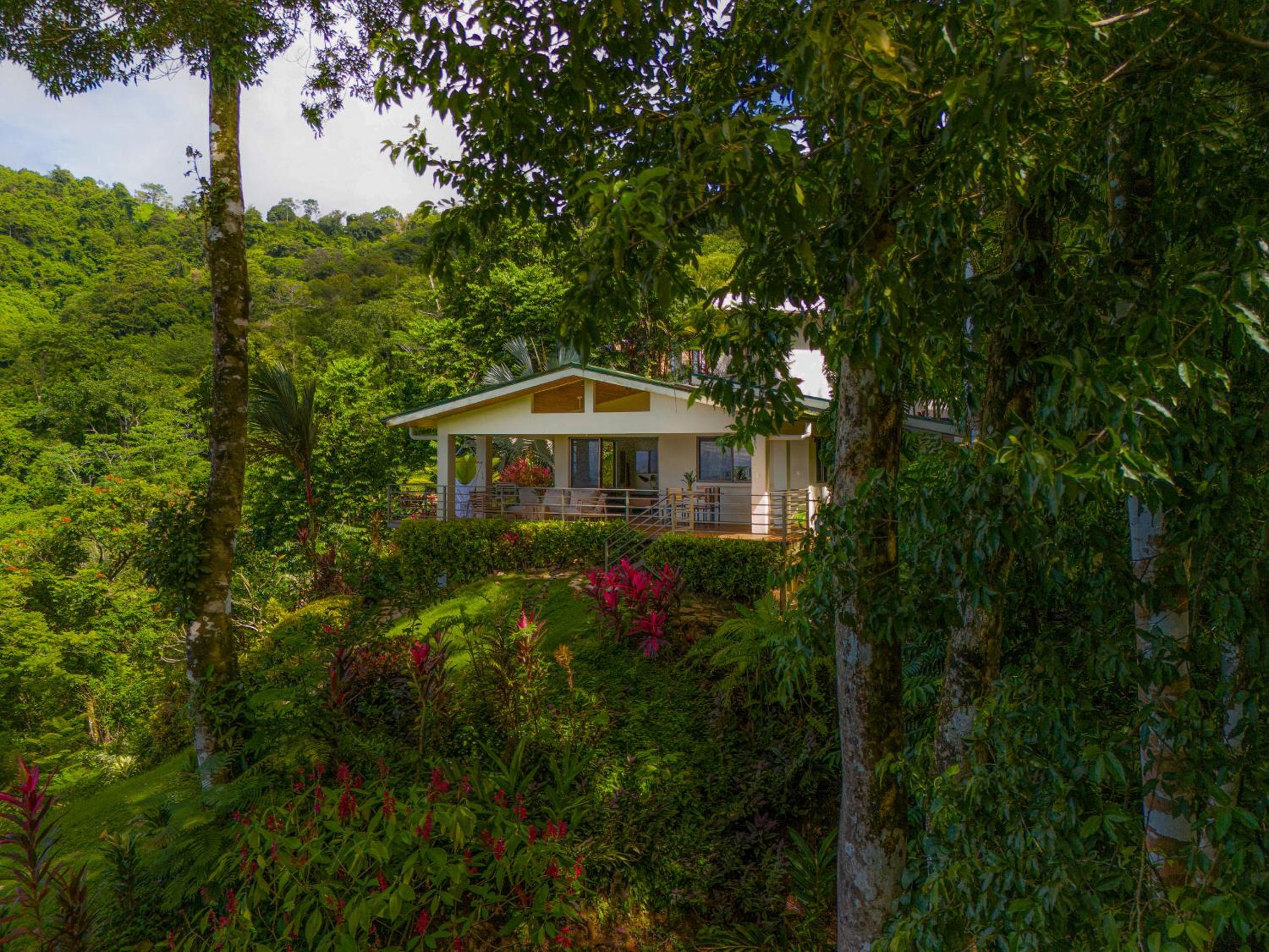 Casa Frenchie with Private Guesthouse - by Pura Villas