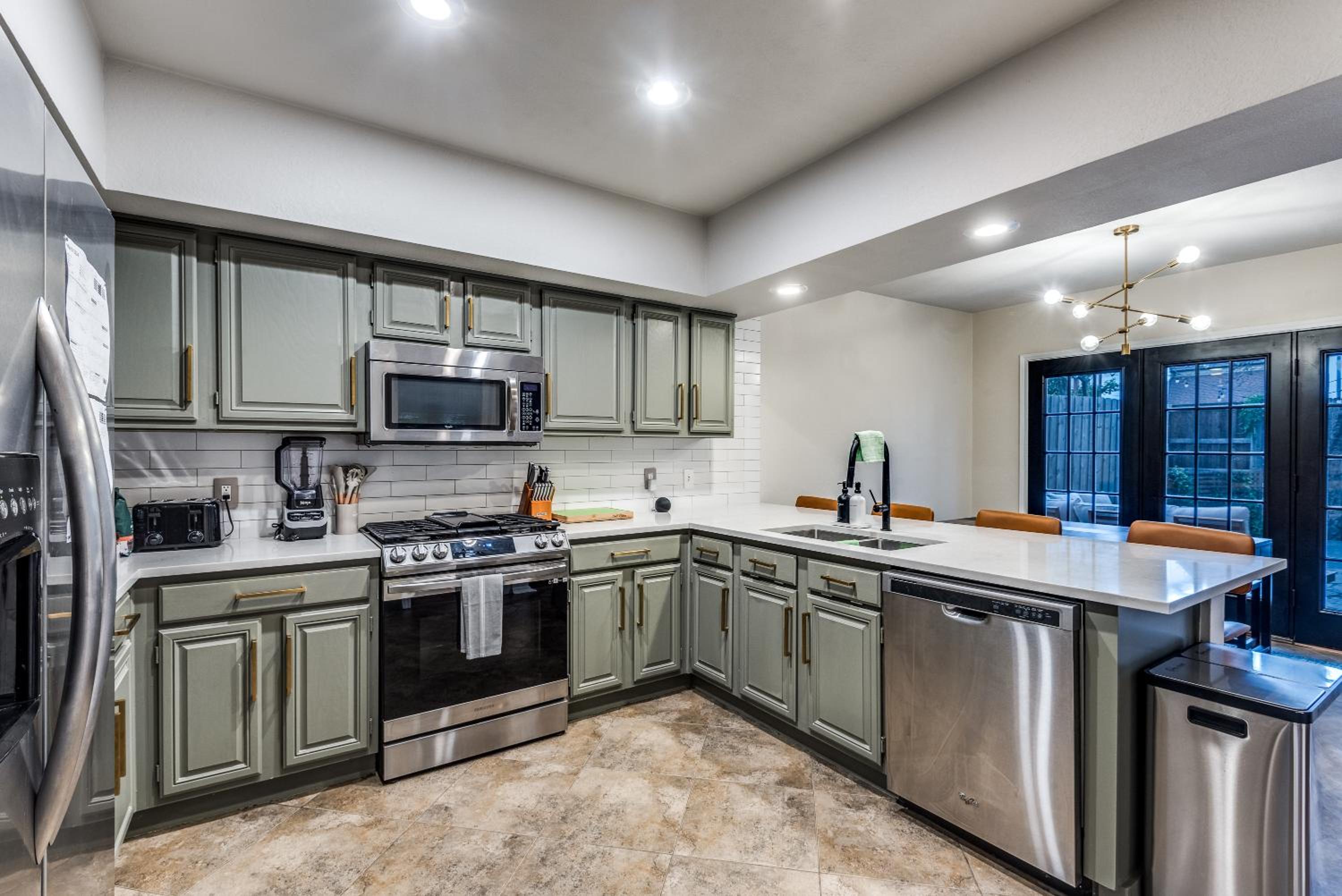 4 bed Grand Prairie Luxury House, Prime Location! view 4