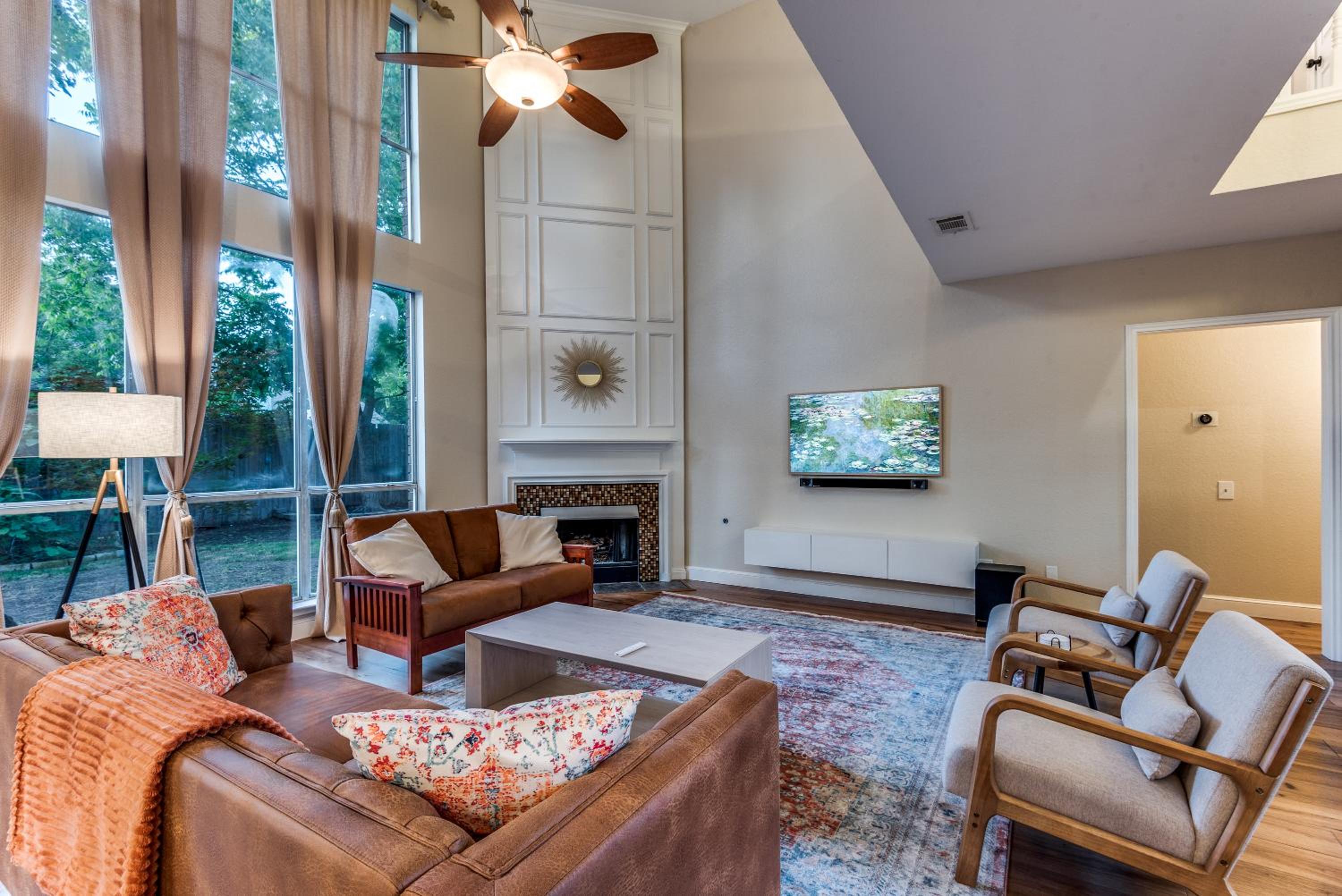 4 bed Grand Prairie Luxury House, Prime Location! view 3