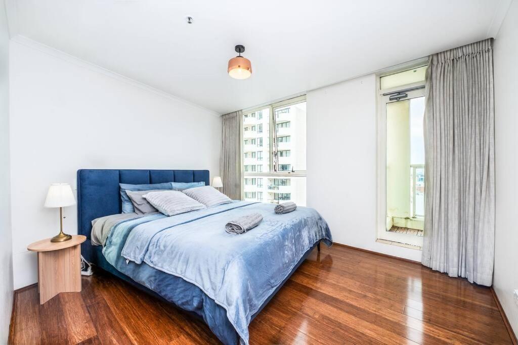 CBD Sydney - KING Suite Sussex St 2 Room 1 Parking