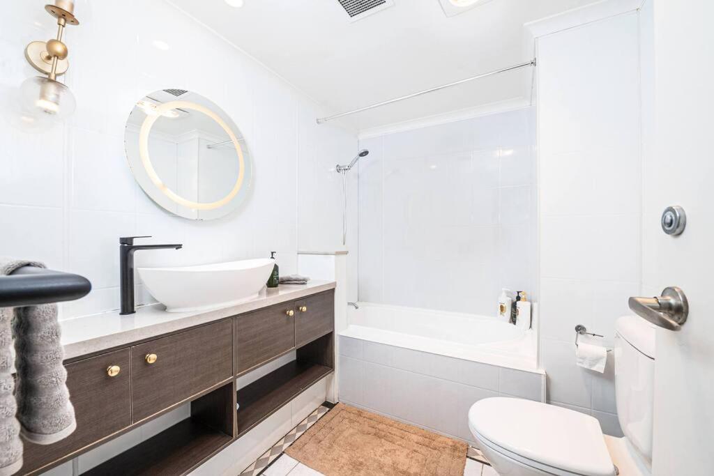 CBD Sydney - KING Suite Sussex St 2 Room 1 Parking