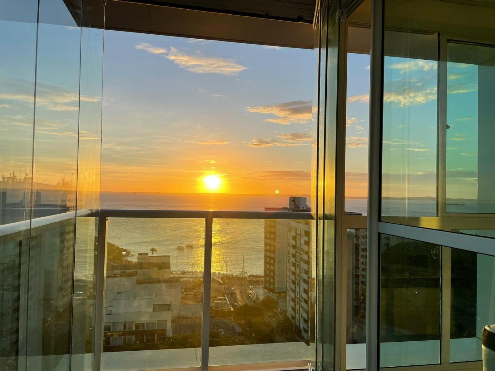 Apartamento alto padrão com vista mar na Barra