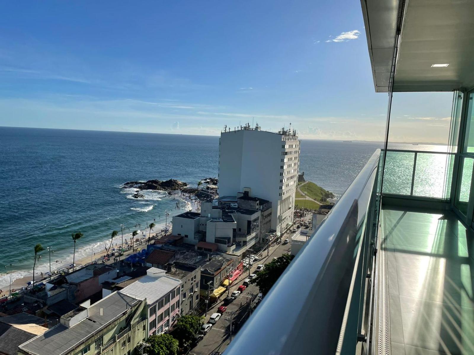 Apartamento alto padrão com vista mar na Barra