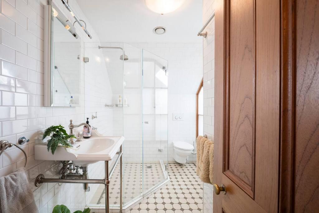Chic Historical 3 Bedroom in The Rocks #L3