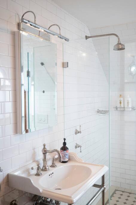 Chic Historical 3 Bedroom in The Rocks #L3