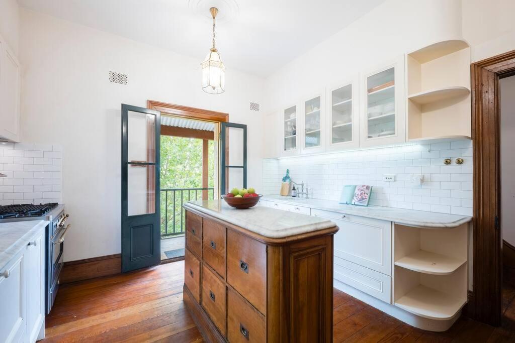 Chic Historical 3 Bedroom in The Rocks #L3