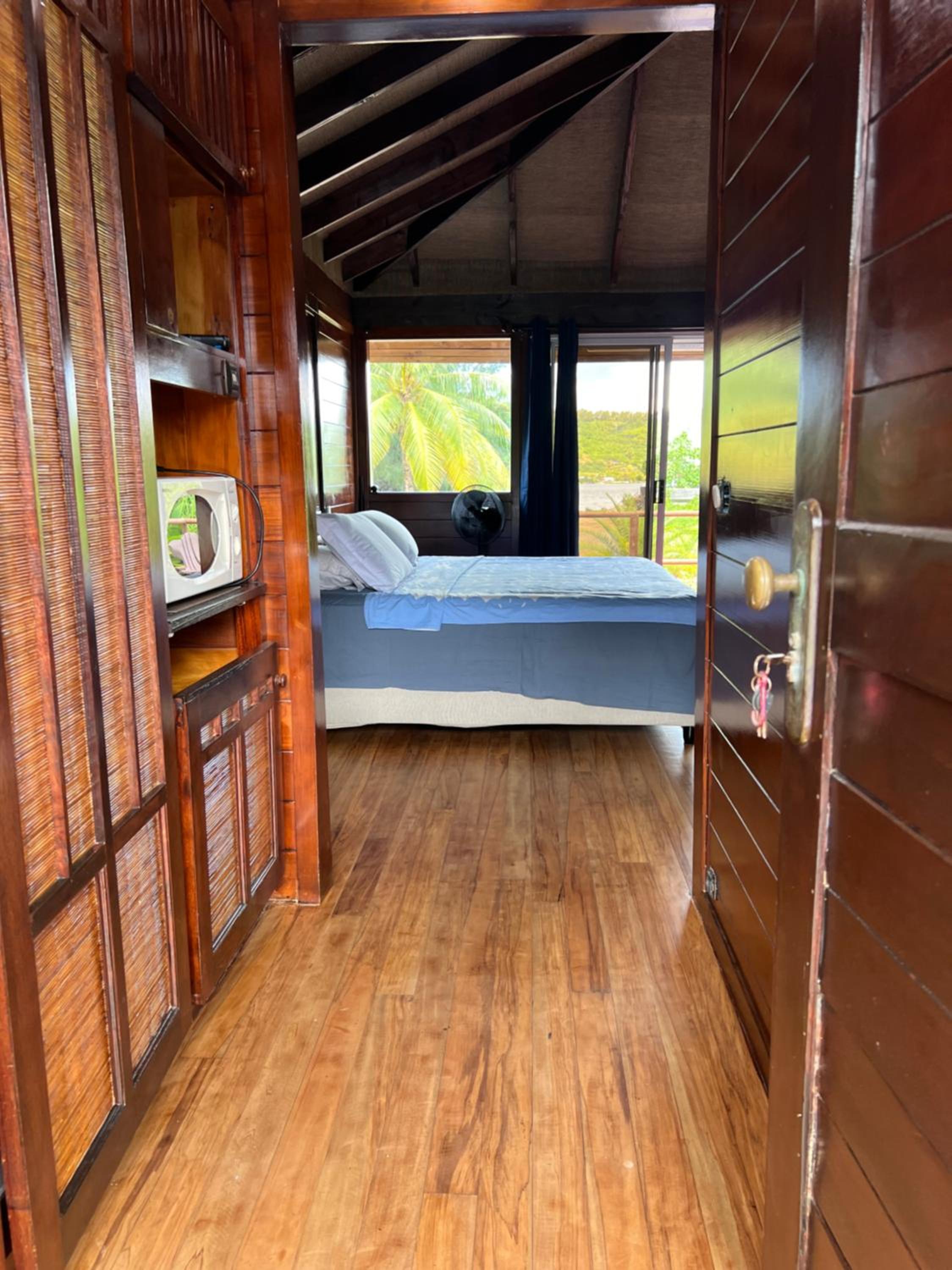 Hotel Bora Bora bungalow - Image 1