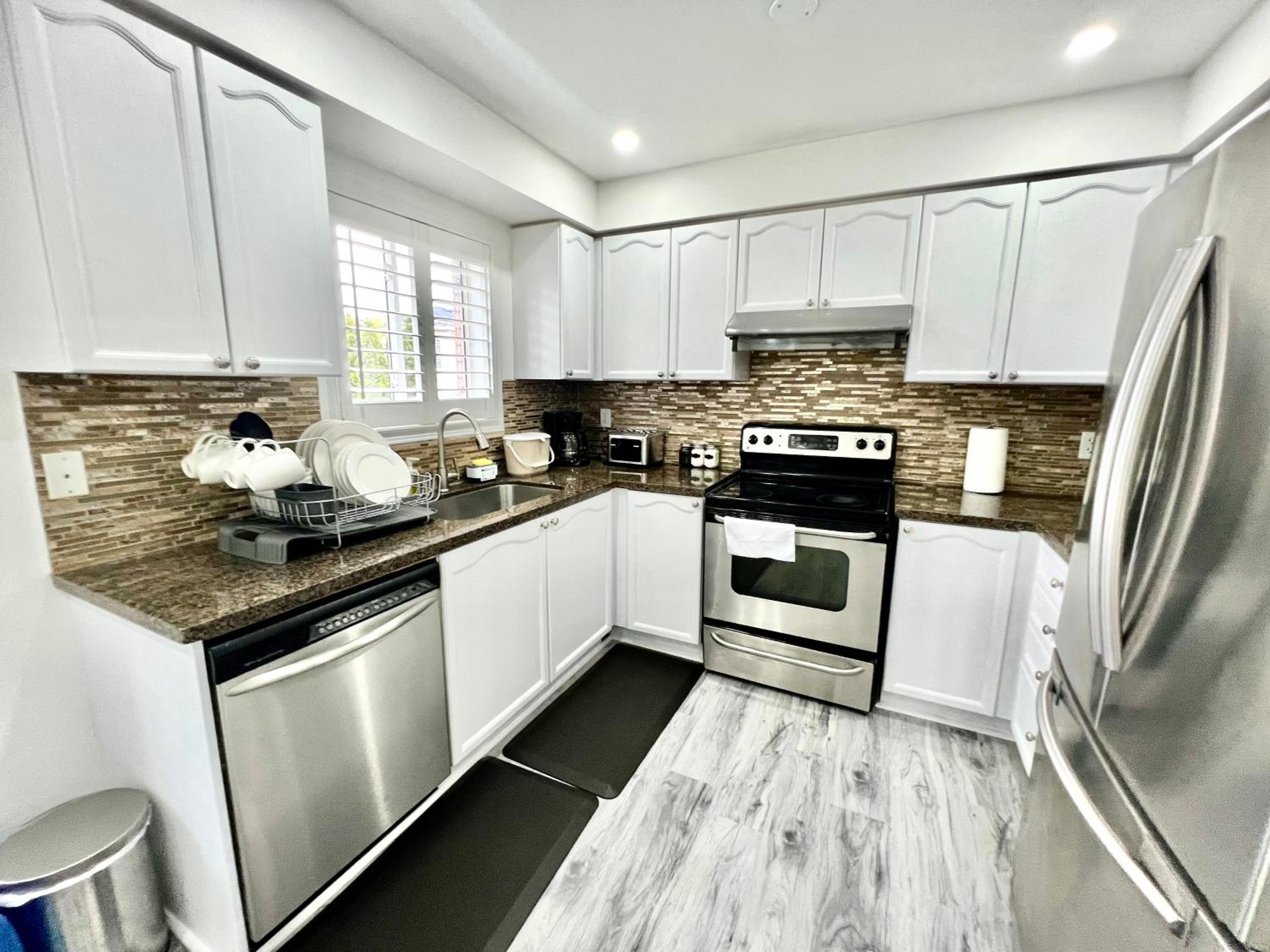 Cozy house near HWY401 & Go station in Scarborough