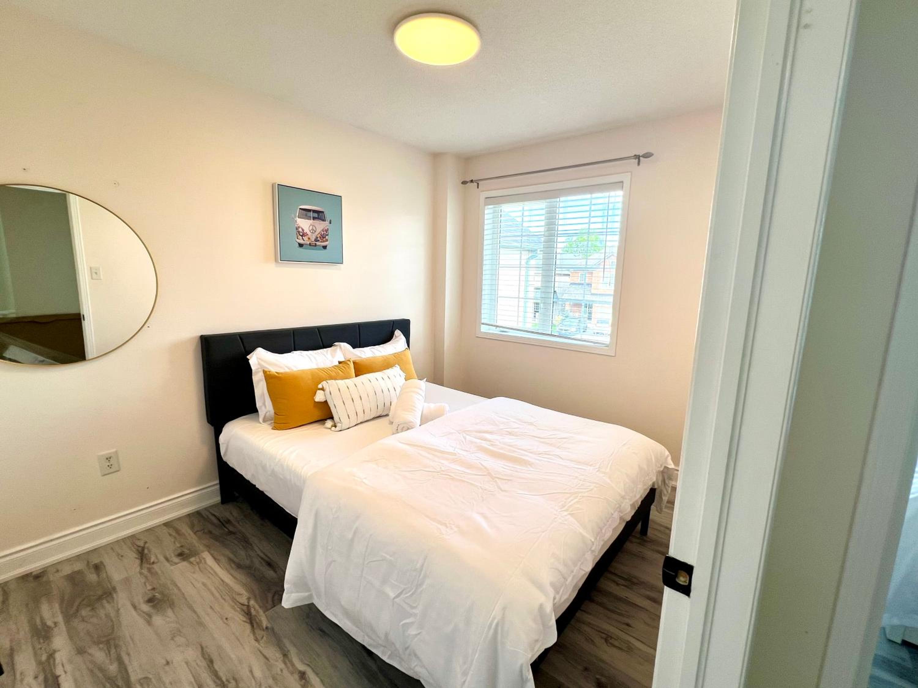Cozy house near HWY401 & Go station in Scarborough