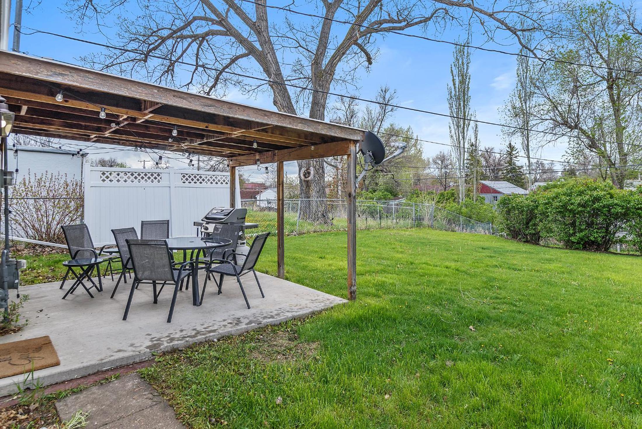 Covered Patio With Grill Affordable Comfy Stay view 3