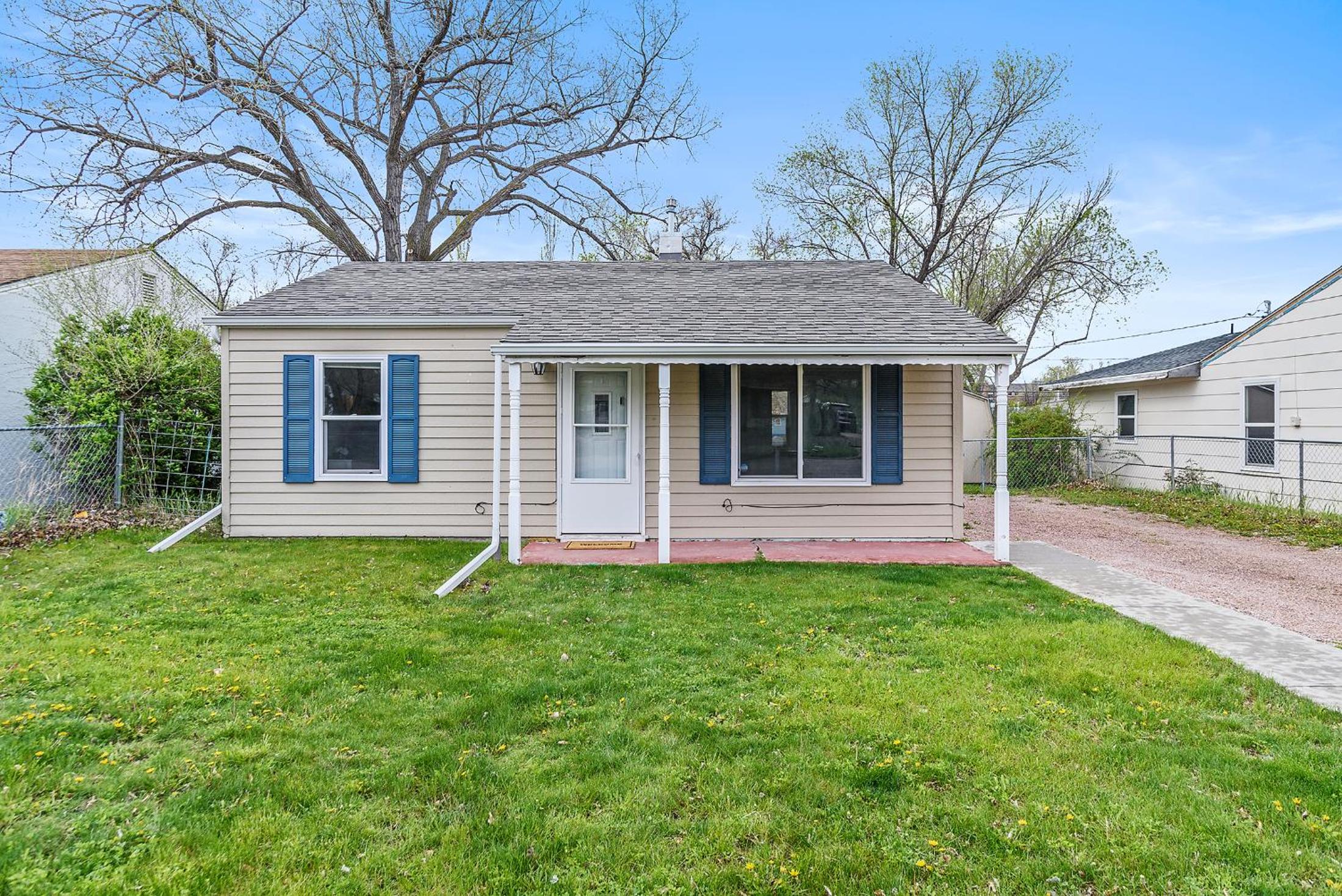 Covered Patio With Grill Affordable Comfy Stay view 4