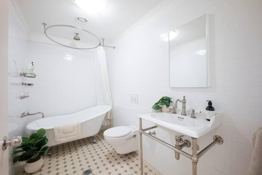 Chic Historical Sandstone 4 Bedroom The Rocks #L4