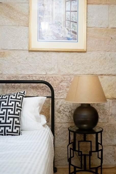 Chic Historical Sandstone 4 Bedroom The Rocks #L4