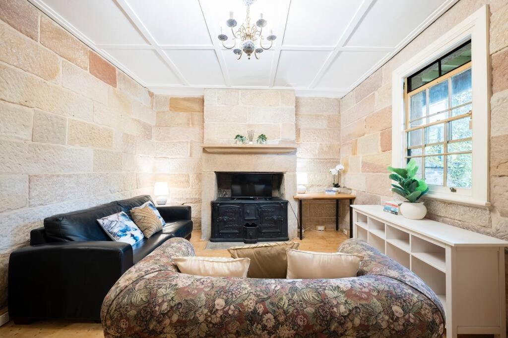 Chic Historical Sandstone 4 Bedroom The Rocks #L4