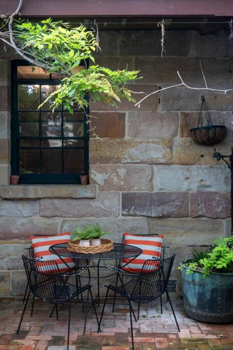 Chic Historical Sandstone 4 Bedroom The Rocks #L4