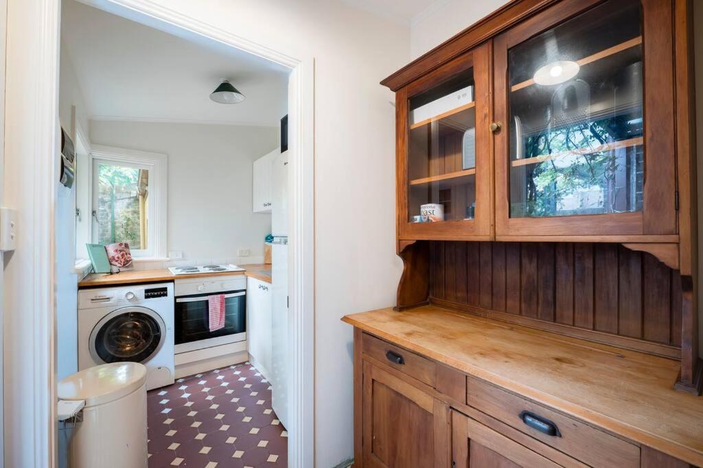 Chic Historical Sandstone 4 Bedroom The Rocks #L4