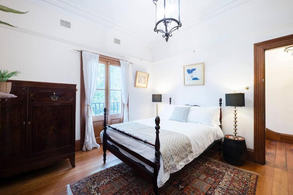 Chic Historical Sandstone 4 Bedroom The Rocks #L4