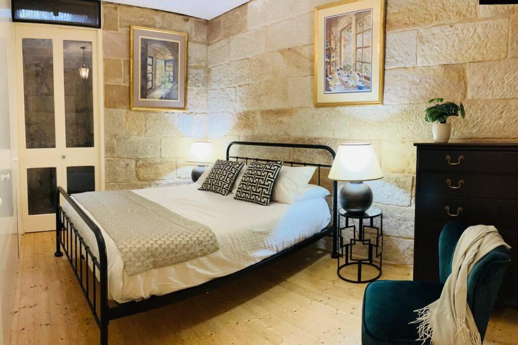 Chic Historical Sandstone 4 Bedroom The Rocks #L4