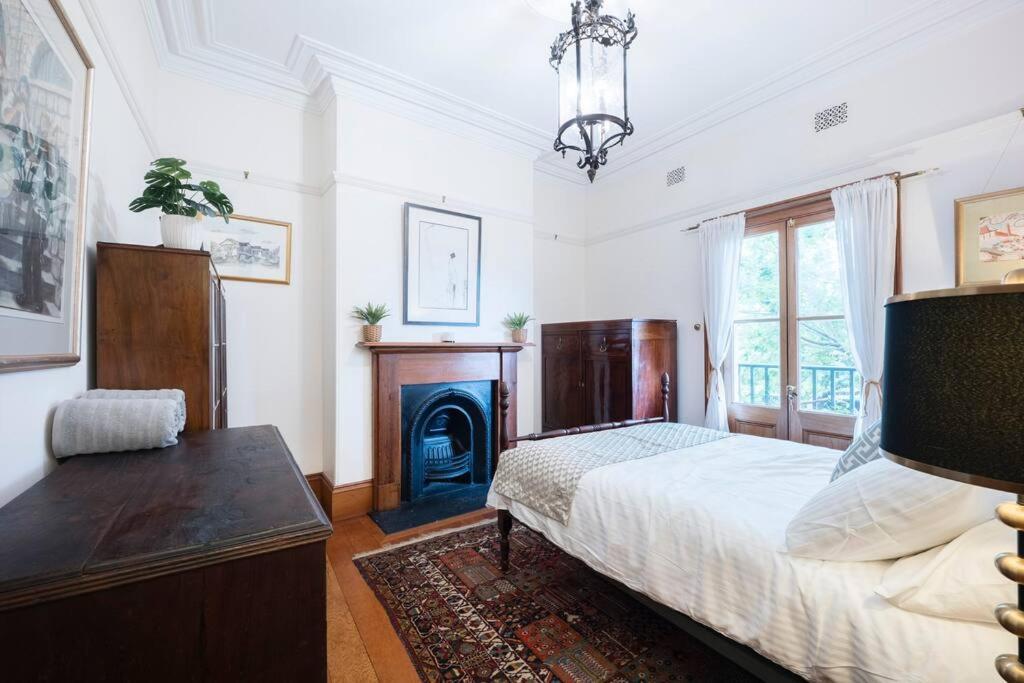 Chic Historical Sandstone 4 Bedroom The Rocks #L4
