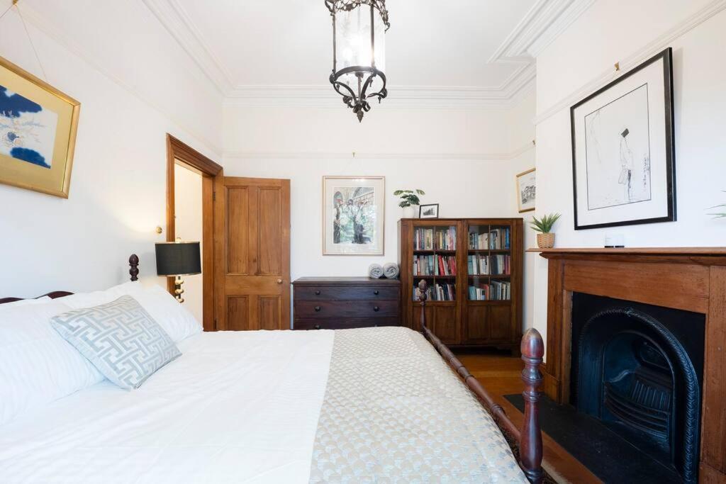 Chic Historical Sandstone 4 Bedroom The Rocks #L4