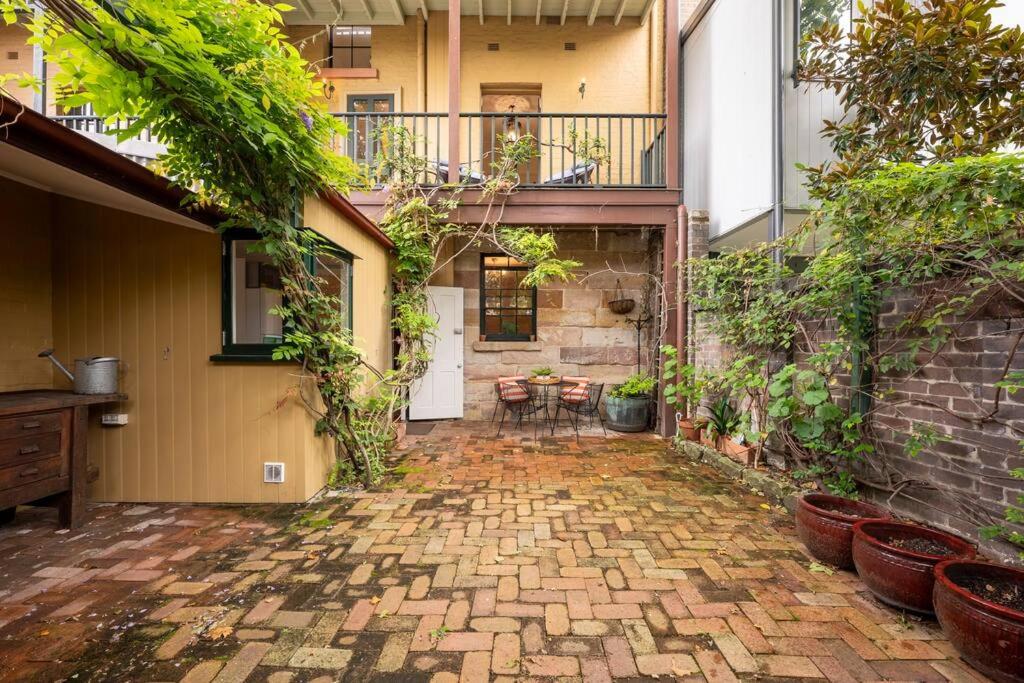 Chic Historical Sandstone 4 Bedroom The Rocks #L4