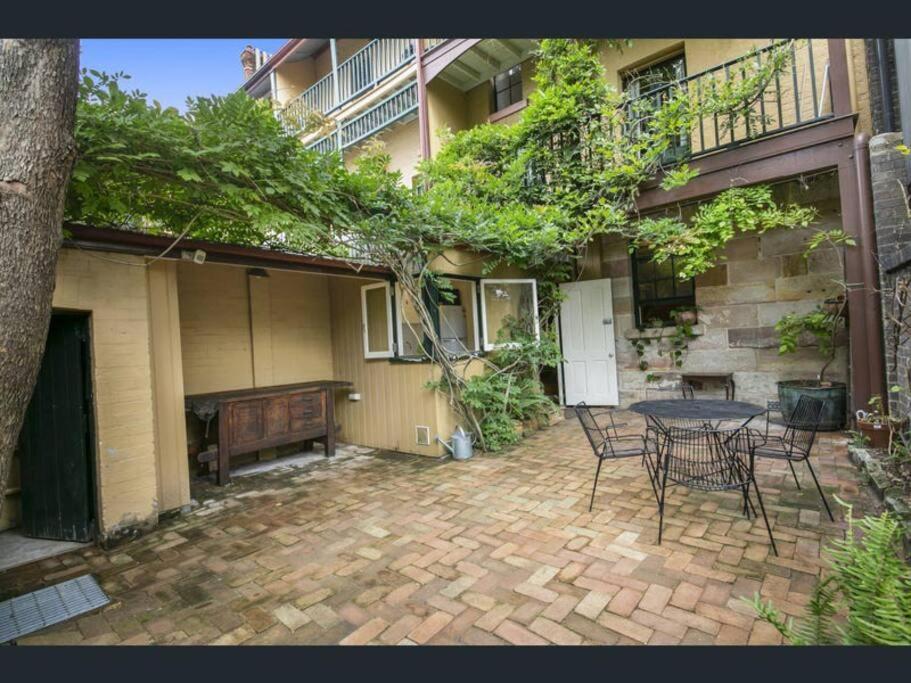 Chic Historical Sandstone 4 Bedroom The Rocks #L4