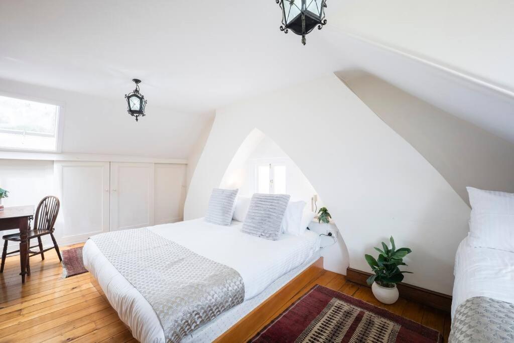 Chic Historical Sandstone 4 Bedroom The Rocks #L4