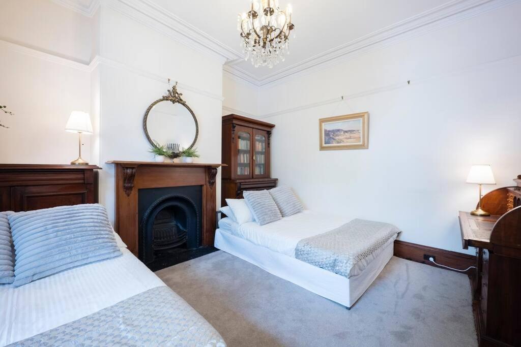 Chic Historical Sandstone 4 Bedroom The Rocks #L4