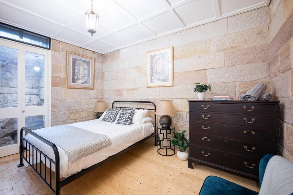 Chic Historical Sandstone 4 Bedroom The Rocks #L4