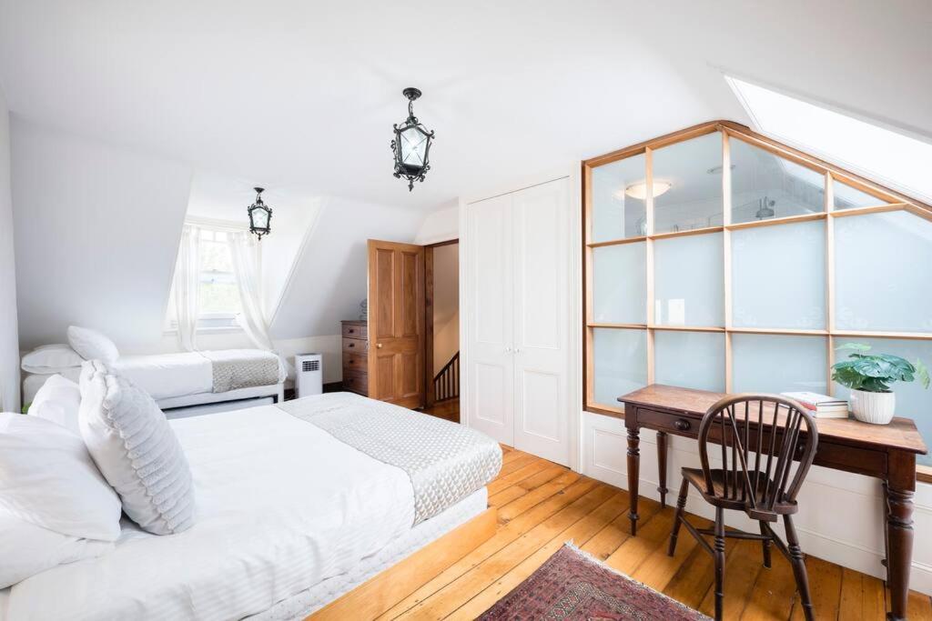 Chic Historical Sandstone 4 Bedroom The Rocks #L4