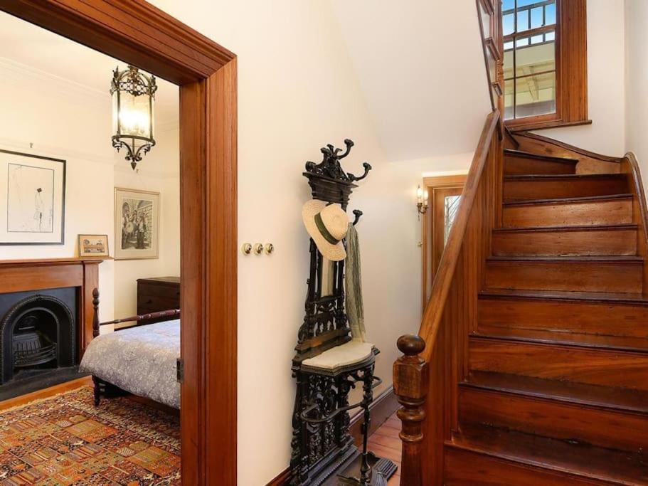 Chic Historical Sandstone 4 Bedroom The Rocks #L4
