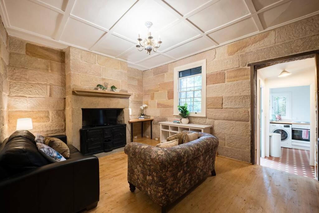 Chic Historical Sandstone 4 Bedroom The Rocks #L4