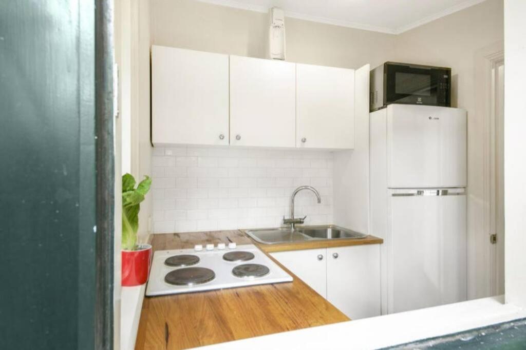 Chic Historical Sandstone 4 Bedroom The Rocks #L4