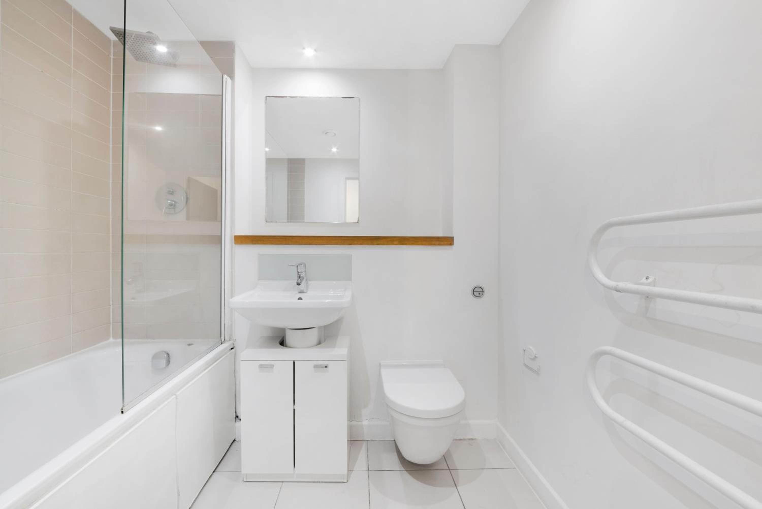 Penthouse w/ Hot Tub near Stratford, Westfield