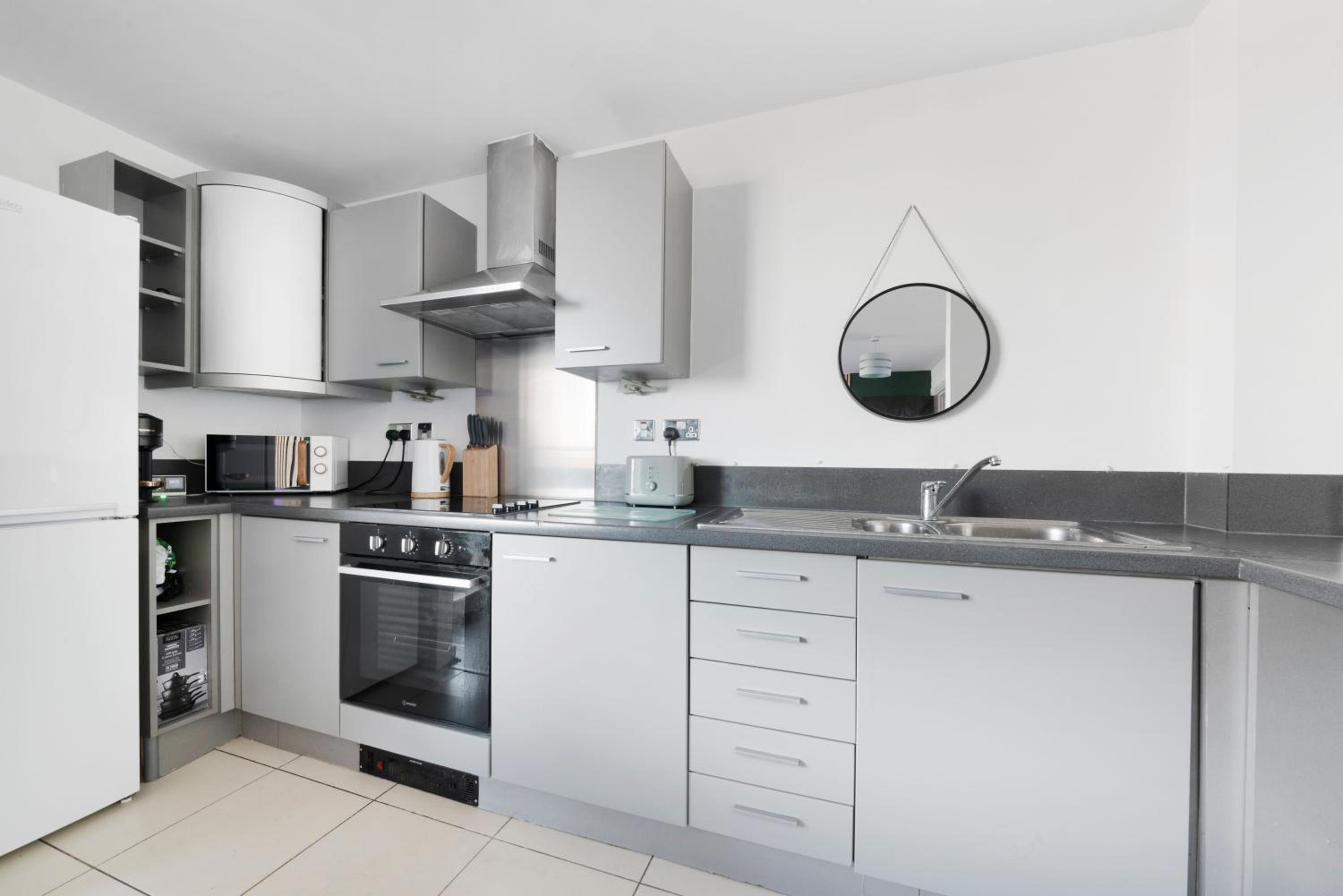 Penthouse w/ Hot Tub near Stratford, Westfield