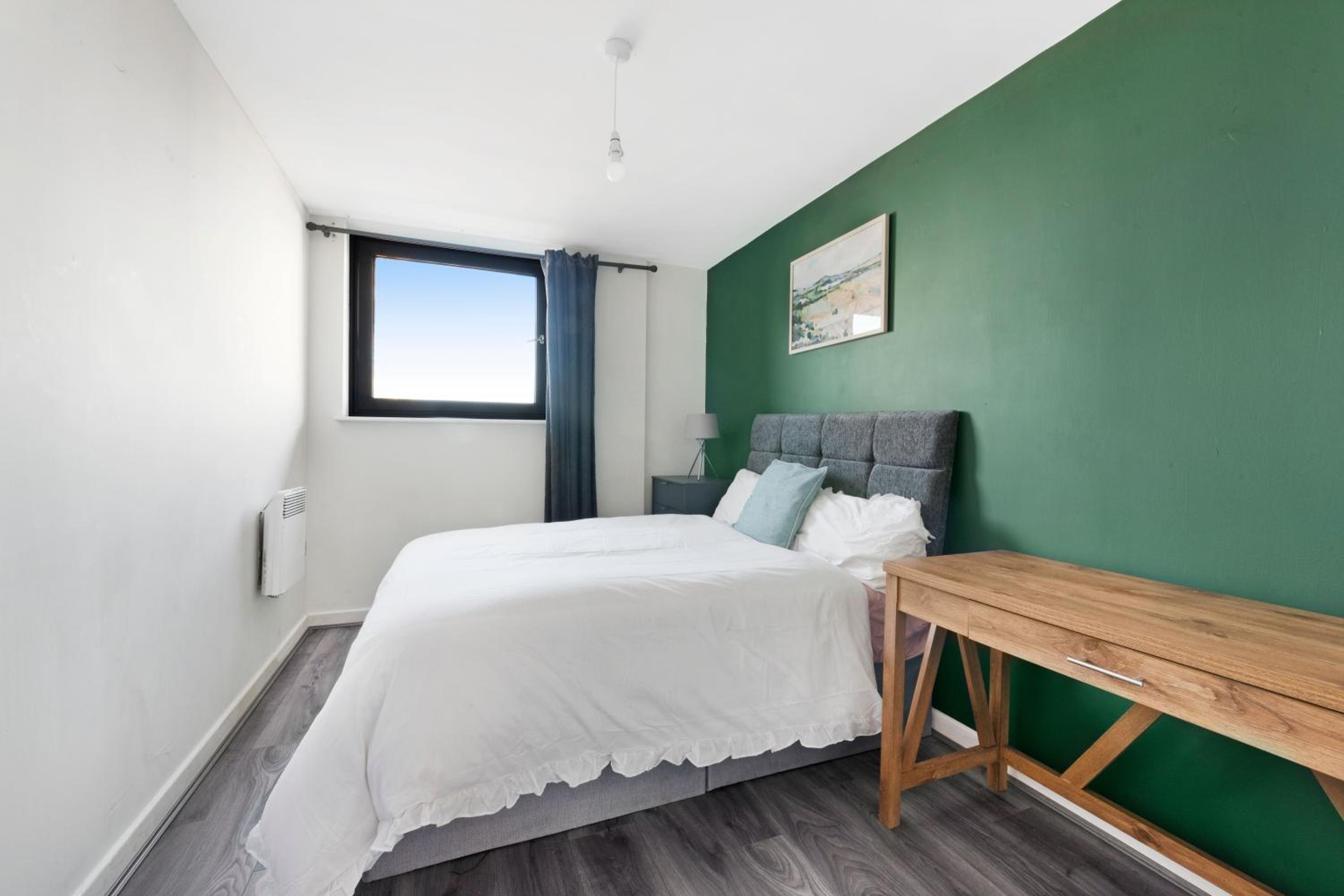 Penthouse w/ Hot Tub near Stratford, Westfield