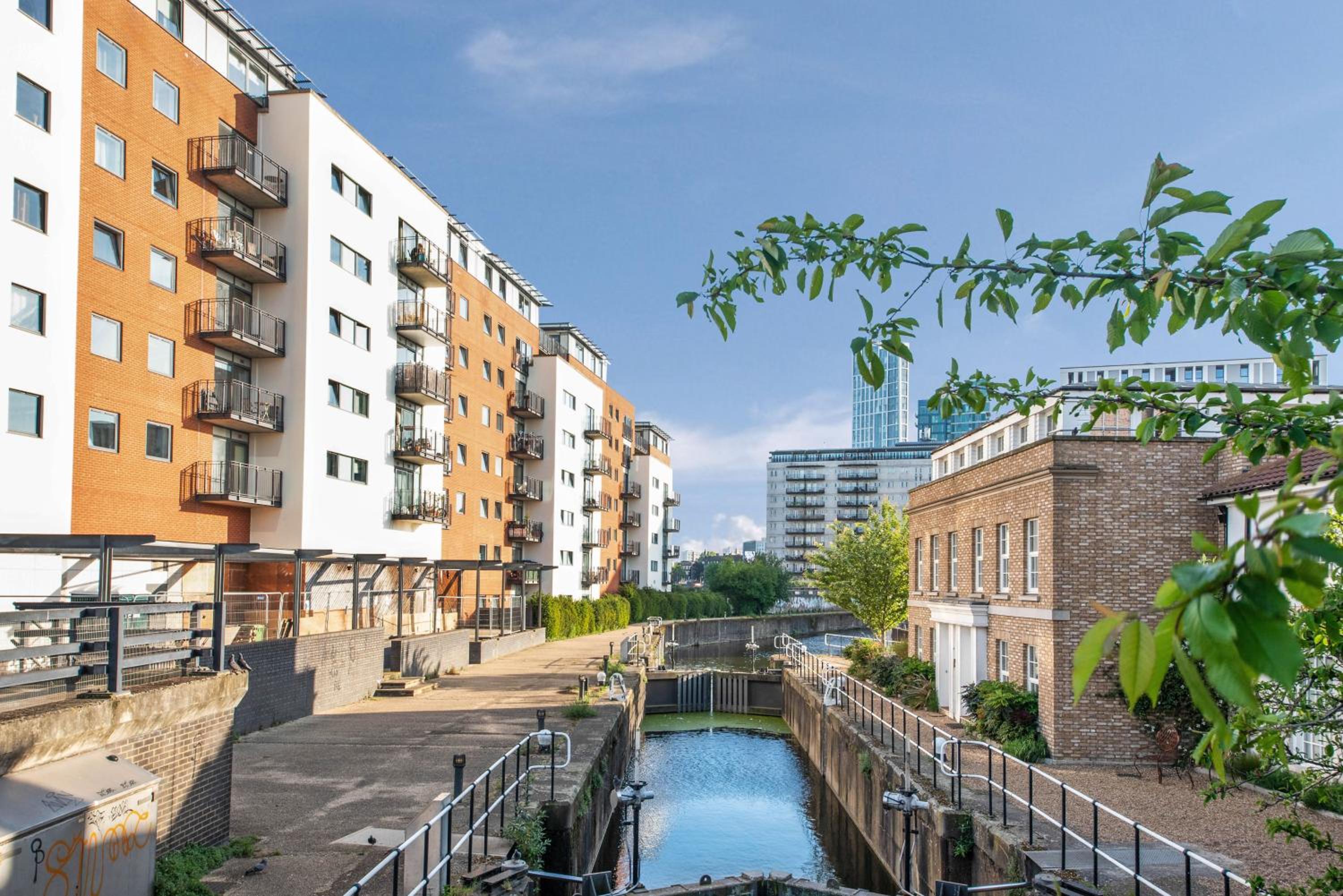 Penthouse w/ Hot Tub near Stratford, Westfield