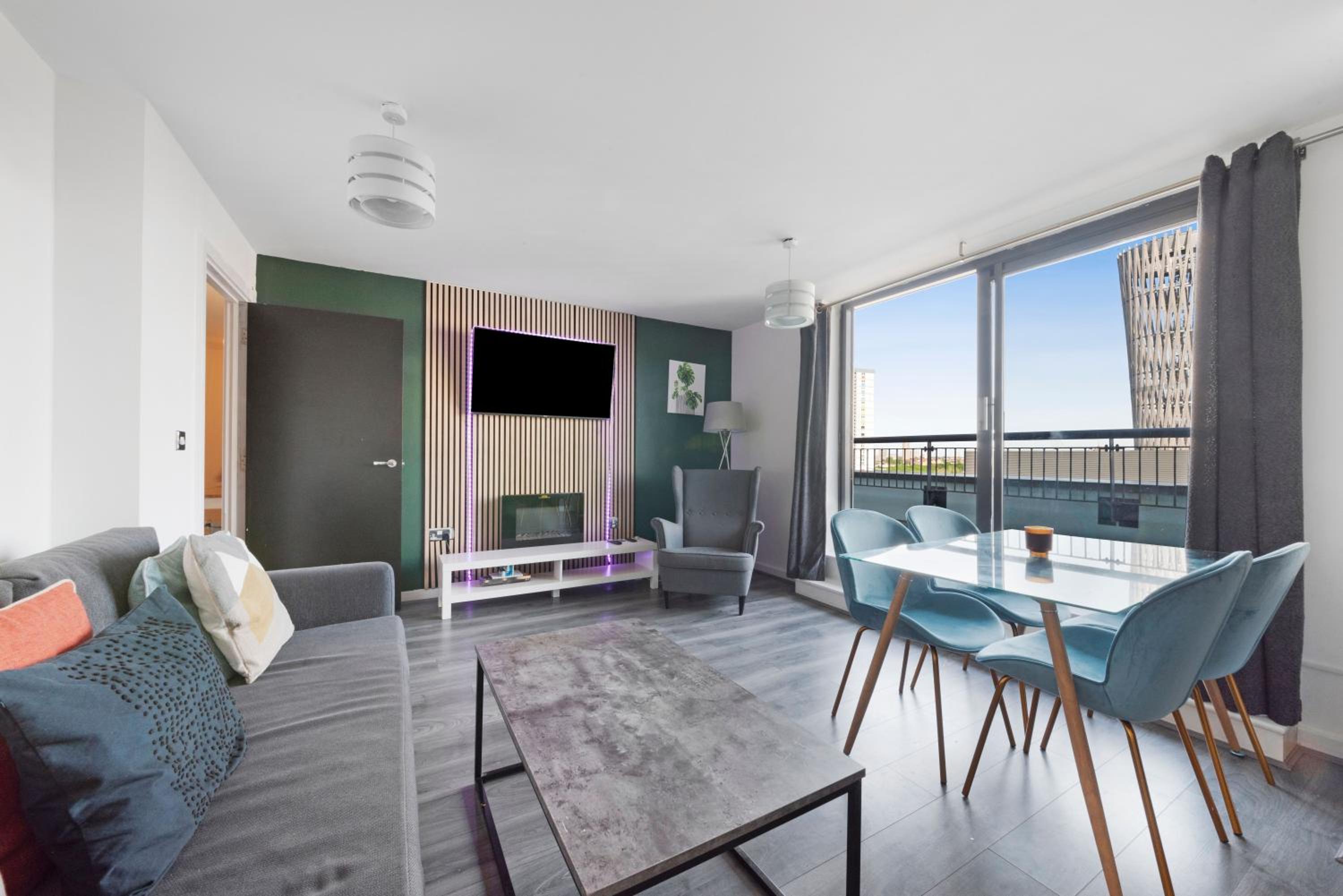 Penthouse w/ Hot Tub near Stratford, Westfield