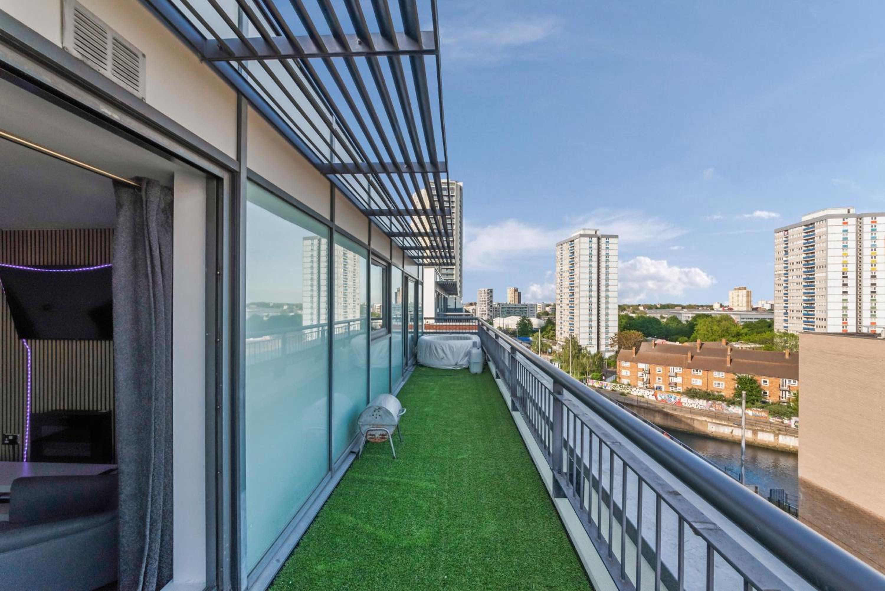 Penthouse w/ Hot Tub near Stratford, Westfield