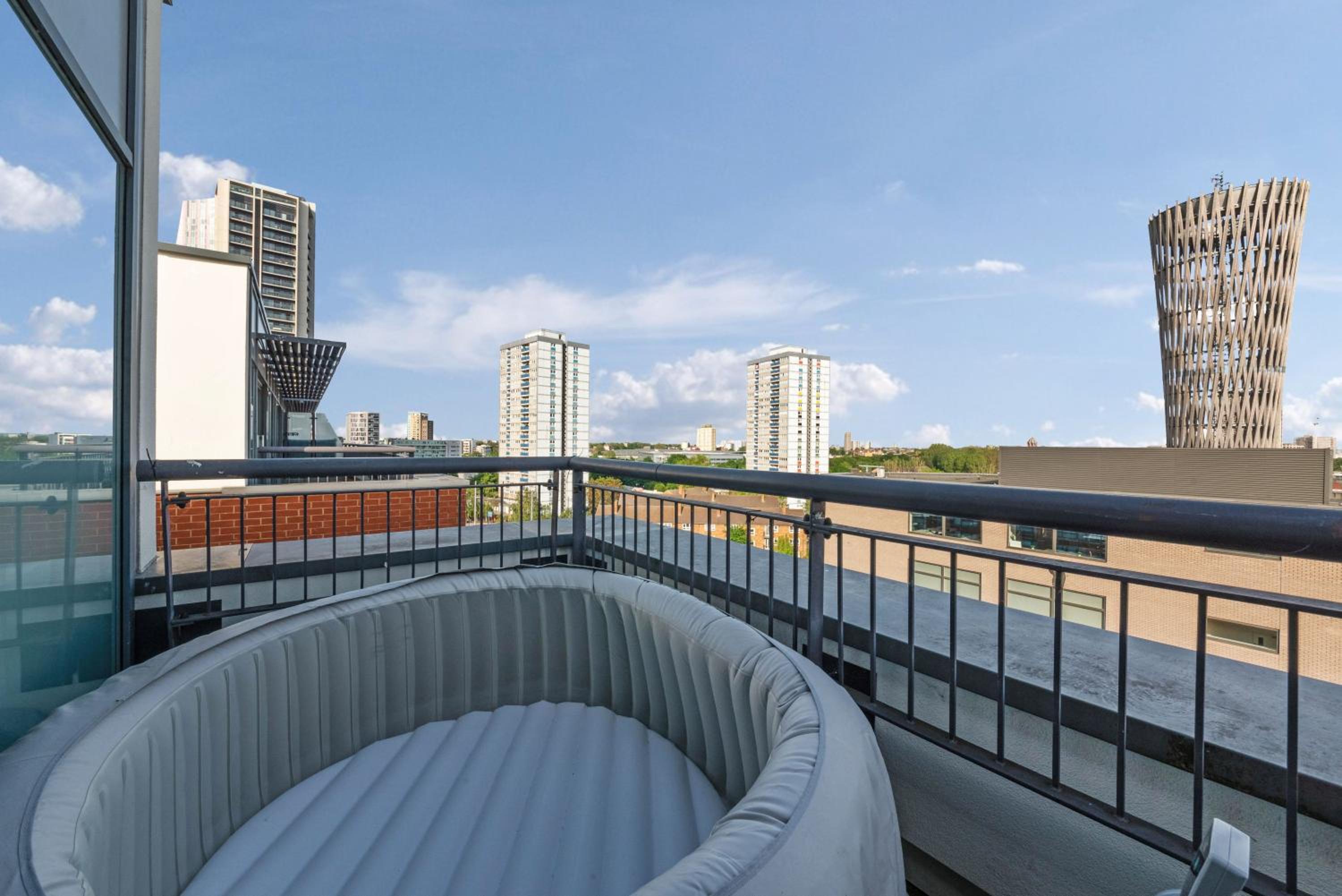 Penthouse w/ Hot Tub near Stratford, Westfield