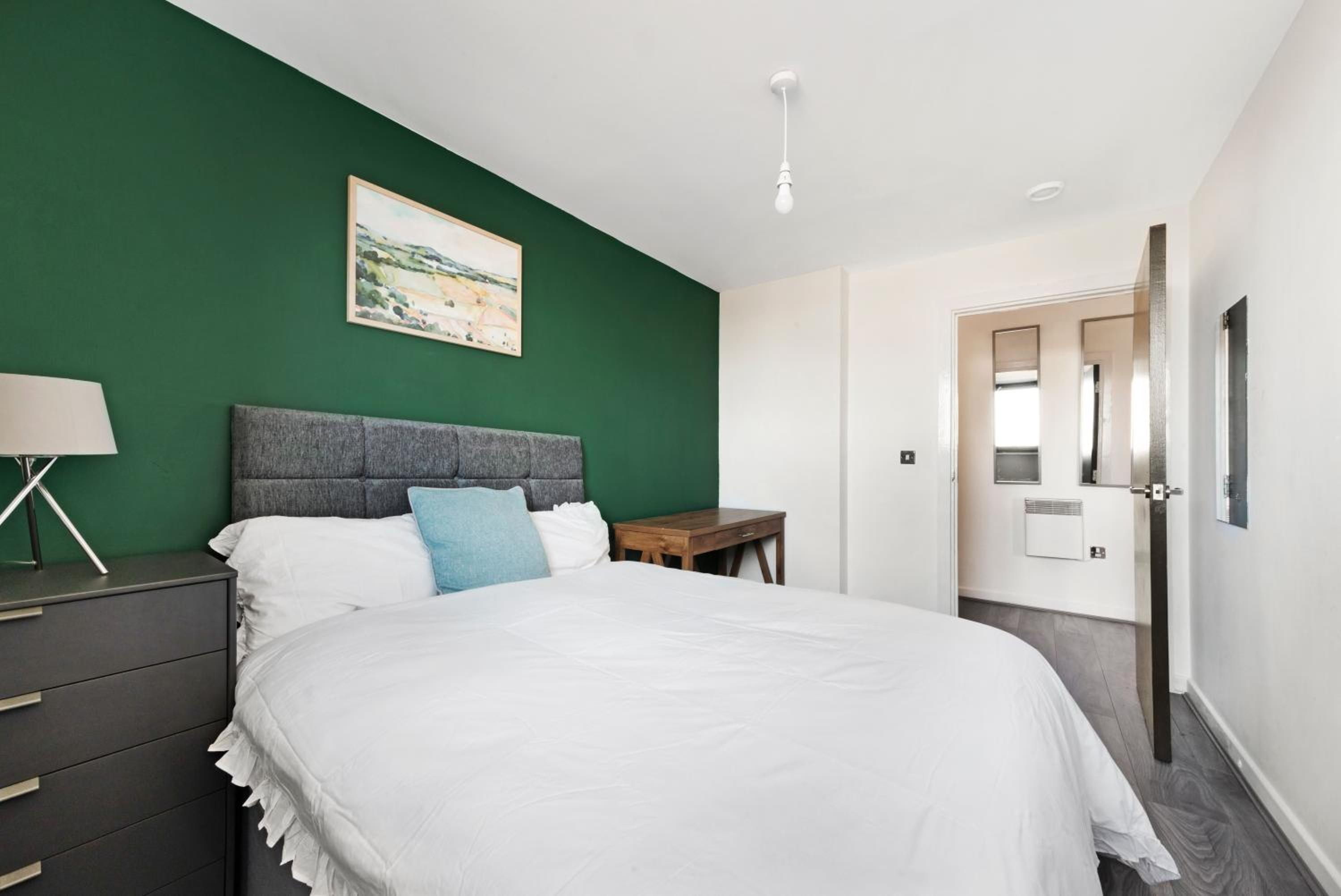 Penthouse w/ Hot Tub near Stratford, Westfield
