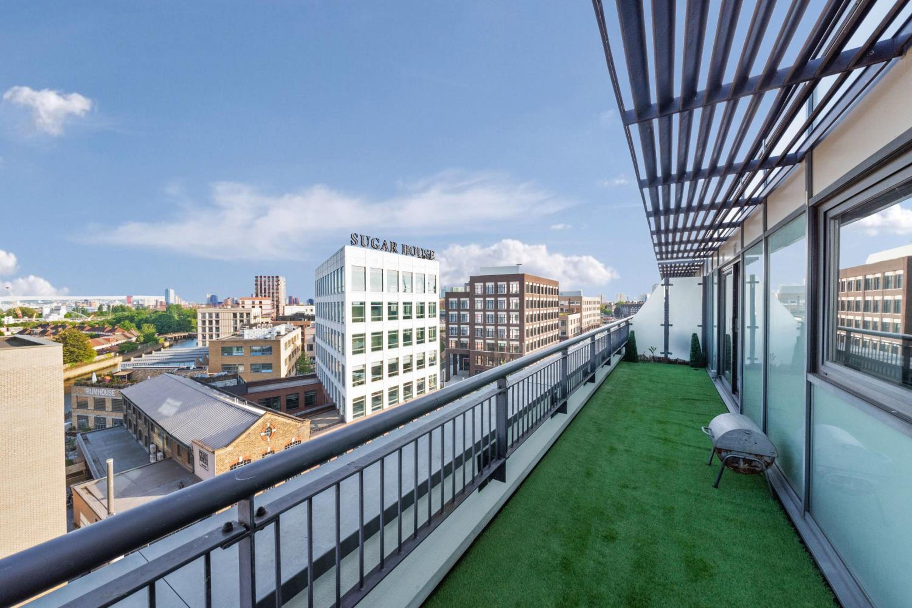 Penthouse w/ Hot Tub near Stratford, Westfield