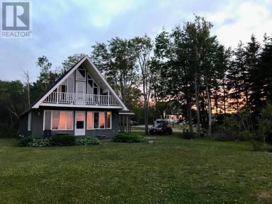 Borgitte 3 bedroom Waterfront Cottage